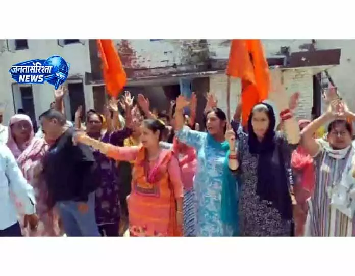 हिंदुस्तान पेंसिल्स के कर्मचारियों ने Jammu लेबर ऑफिस के बाहर किया हंगामा हिंदुस्तान पेंसिल्स के कर्मचारियों ने Jammu लेबर ऑफिस के बाहर किया हंगामा
