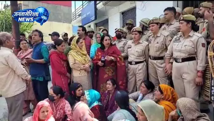 Jammu में शराब दुकान विरोध आंदोलन तेज, स्थानीय प्रशासन सतर्क Jammu में शराब दुकान विरोध आंदोलन तेज, स्थानीय प्रशासन सतर्क