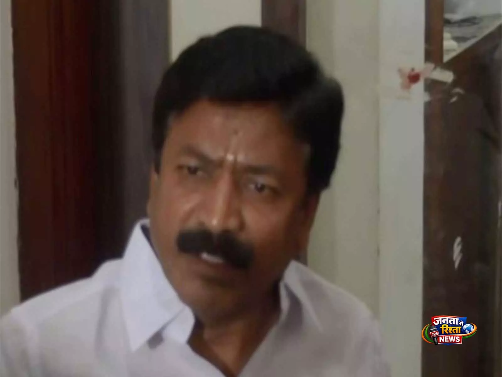 तमिलनाडु में सरकार गठन के ड्रामे के बीच AIADMK के 28 विधायकों को पुडुचेरी के रिसॉर्ट में भेजा गया तमिलनाडु में सरकार गठन के ड्रामे के बीच AIADMK के 28 विधायकों को पुडुचेरी के रिसॉर्ट में भेजा गया