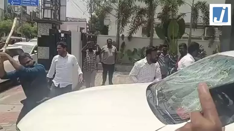 विधायक के कार्यालय पर हमले का प्रयास, कार में तोड़फोड़, LIVE वीडियो... विधायक के कार्यालय पर हमले का प्रयास, कार में तोड़फोड़, LIVE वीडियो...