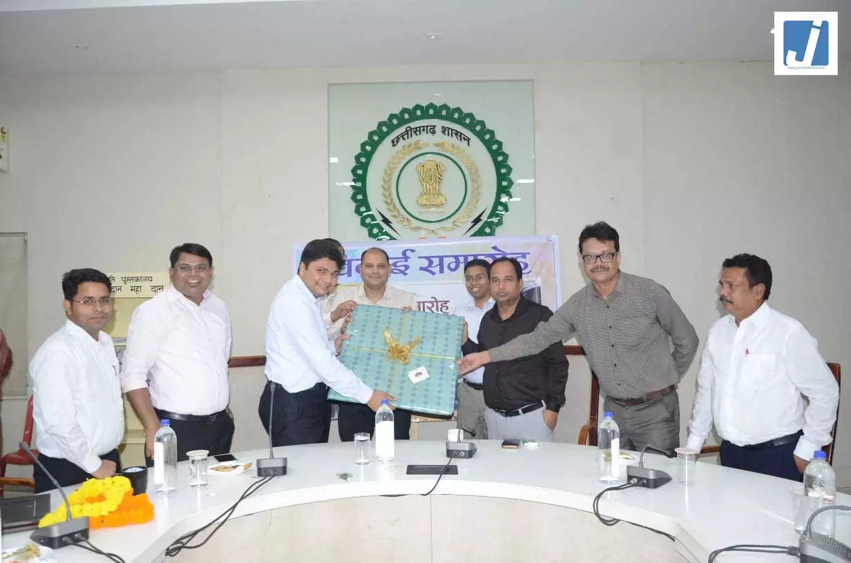 रायपुर नगर निगम आयुक्त विश्वदीप को भावभीनी विदाई, बीजापुर कलेक्टर के रूप में मिली नई जिम्मेदारी रायपुर नगर निगम आयुक्त विश्वदीप को भावभीनी विदाई, बीजापुर कलेक्टर के रूप में मिली नई जिम्मेदारी