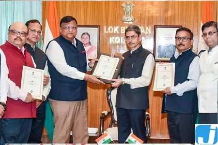 इस्तीफा नहीं देने पर अड़ी रहीं ममता बनर्जी, राज्यपाल ने भंग की विधानसभा इस्तीफा नहीं देने पर अड़ी रहीं ममता बनर्जी, राज्यपाल ने भंग की विधानसभा