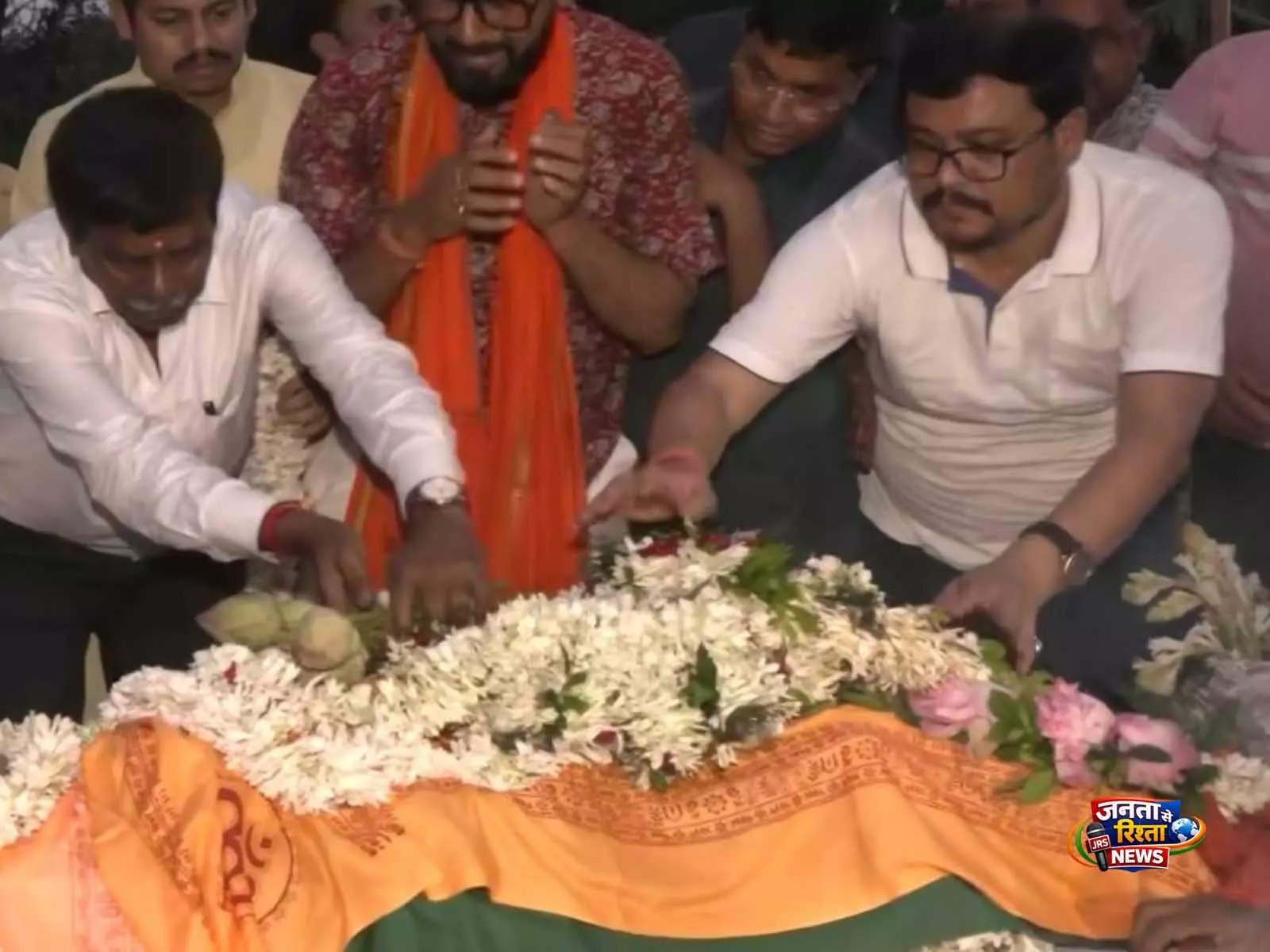 BJP नेता सुवेंदु अधिकारी के सहयोगी को पुष्पांजलि अर्पित की गई BJP नेता सुवेंदु अधिकारी के सहयोगी को पुष्पांजलि अर्पित की गई