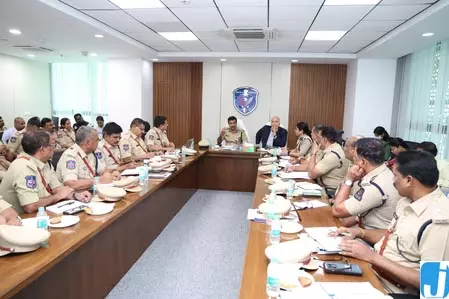 तेलंगाना को नशामुक्त बनाने के लिए पुलिस पूरी ताकत से जुटे: डीजीपी सी.वी. आनंद तेलंगाना को नशामुक्त बनाने के लिए पुलिस पूरी ताकत से जुटे: डीजीपी सी.वी. आनंद
