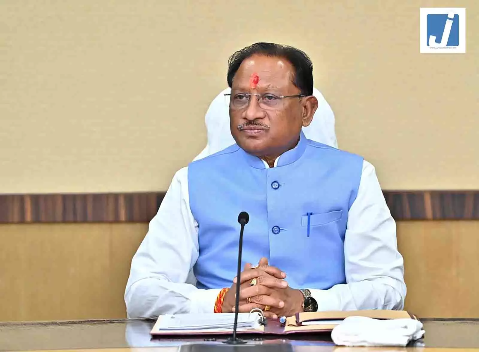 विशेष-लेख: बस्तर में बैंकिंग क्रांति - विश्वास, विकास और बदलाव की नई इबारत विशेष-लेख: बस्तर में बैंकिंग क्रांति - विश्वास, विकास और बदलाव की नई इबारत