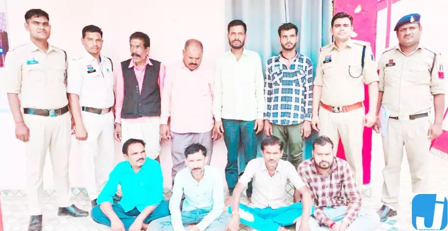 बड़ी कार्रवाई: 13 बैगा आदिवासी बच्चे बंधुआ श्रम से मुक्त, 8 आरोपी गिरफ्तार बड़ी कार्रवाई: 13 बैगा आदिवासी बच्चे बंधुआ श्रम से मुक्त, 8 आरोपी गिरफ्तार