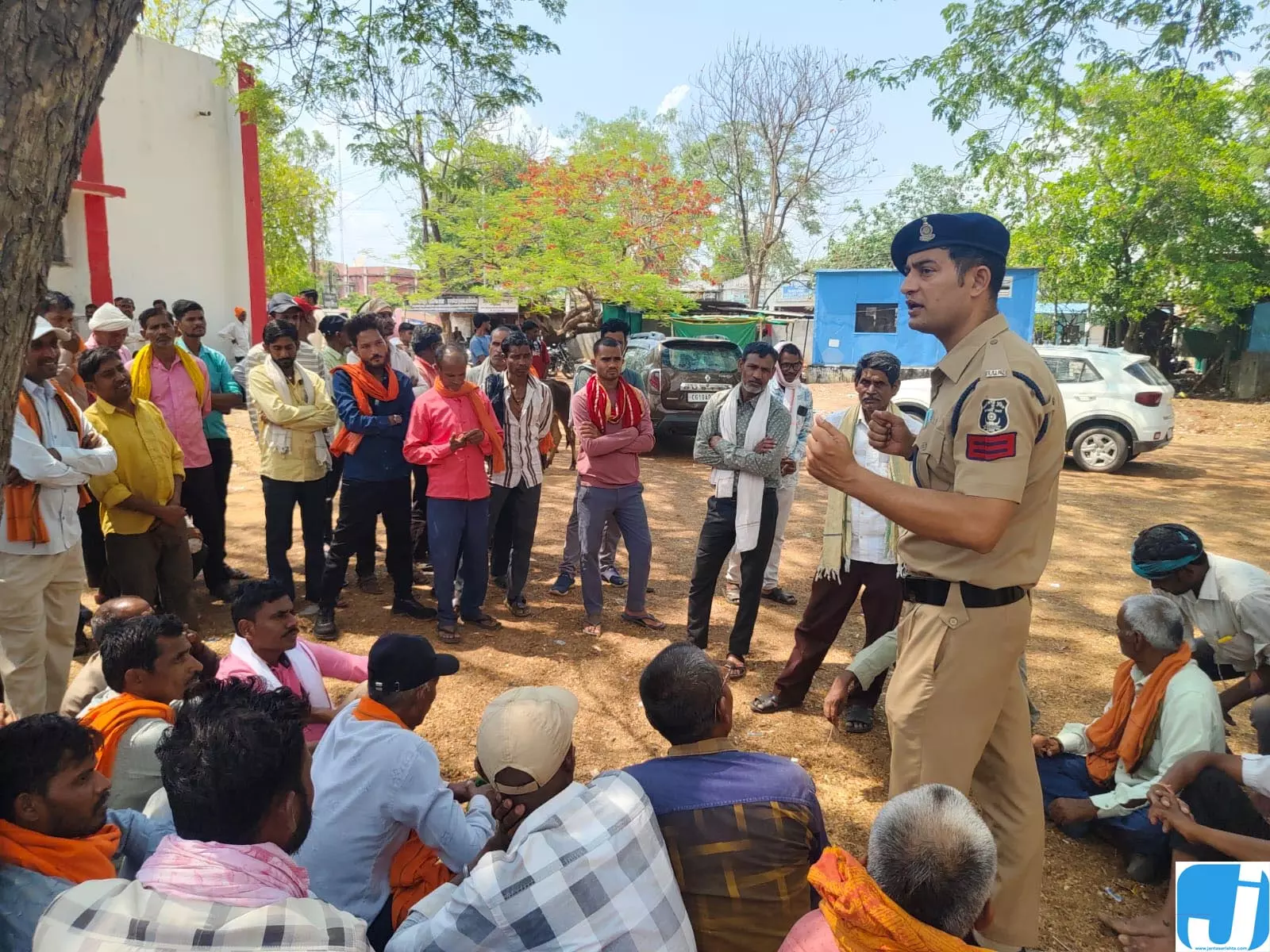 केसीजी पुलिस ने छुईखदान थाना क्षेत्र में जन जागरूकता कार्यक्रम चलाया केसीजी पुलिस ने छुईखदान थाना क्षेत्र में जन जागरूकता कार्यक्रम चलाया