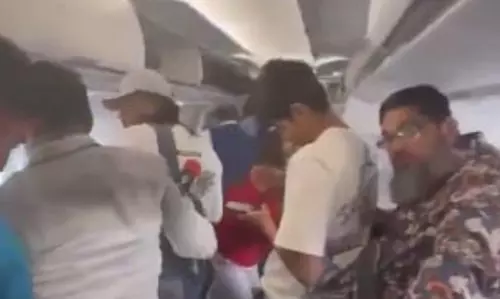 फ्लाइट में महुआ मोइत्रा की फजीहत, चोर कहकर किया गया अपमानित फ्लाइट में महुआ मोइत्रा की फजीहत, चोर कहकर किया गया अपमानित
