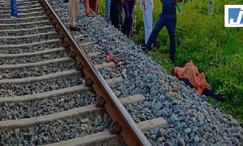 पहले पत्नी और मां की हत्या, फिर दो बच्चों के साथ चलती ट्रेन के नीचे कूदकर खत्म की जिंदगी पहले पत्नी और मां की हत्या, फिर दो बच्चों के साथ चलती ट्रेन के नीचे कूदकर खत्म की जिंदगी