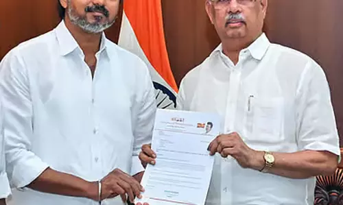 Tamil Nadu : विजय को शपथ दिलाने की मांग तेज, लेफ्ट पार्टियों ने गवर्नर पर उठाए सवाल Tamil Nadu : विजय को शपथ दिलाने की मांग तेज, लेफ्ट पार्टियों ने गवर्नर पर उठाए सवाल