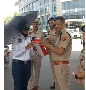 Jaipur: ट्रैफिक कर्मियों को मिला राहत किट, छाते और पानी