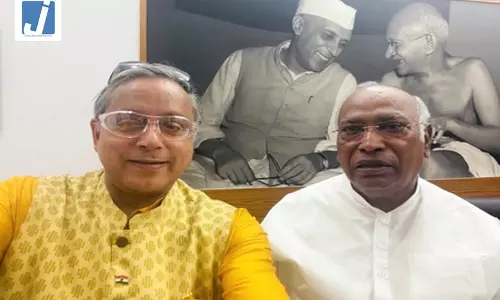 मल्लिकार्जुन खड़गे से मिले कांग्रेस सांसद शशि थरूर, केरल की राजनीतिक स्थिति पर की चर्चा मल्लिकार्जुन खड़गे से मिले कांग्रेस सांसद शशि थरूर, केरल की राजनीतिक स्थिति पर की चर्चा