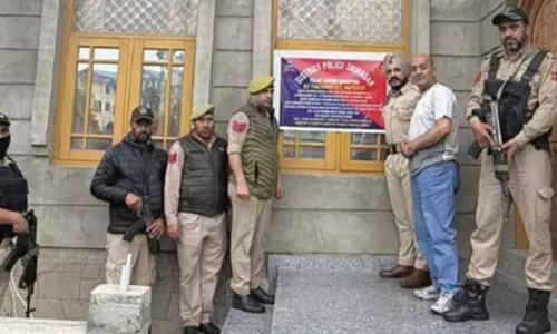 Srinagar: पुलिस की बड़ी कार्रवाई, नशा तस्करों की संपत्ति जब्त Srinagar: पुलिस की बड़ी कार्रवाई, नशा तस्करों की संपत्ति जब्त