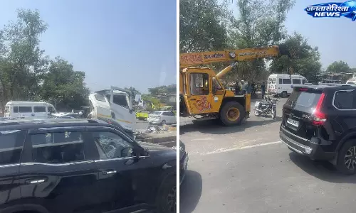 Mumbai : ईस्टर्न एक्सप्रेस हाईवे पर ट्रेलर हादसे से भारी जाम Mumbai : ईस्टर्न एक्सप्रेस हाईवे पर ट्रेलर हादसे से भारी जाम