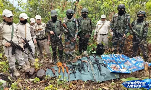 Manipur : सेनापति जिले में असम राइफल्स की बड़ी कार्रवाई, हथियारों का जखीरा बरामद Manipur : सेनापति जिले में असम राइफल्स की बड़ी कार्रवाई, हथियारों का जखीरा बरामद