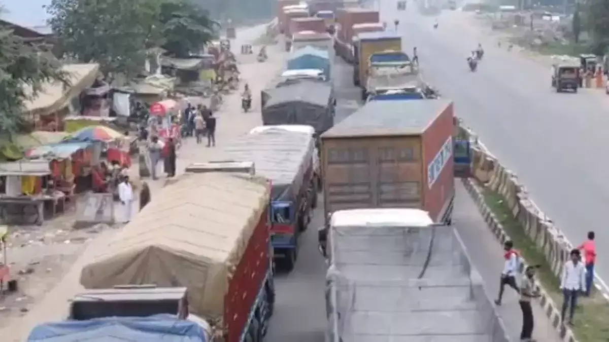 Kolkata: सड़क यातायात भी प्रभावित, जाम की स्थिति Kolkata: सड़क यातायात भी प्रभावित, जाम की स्थिति