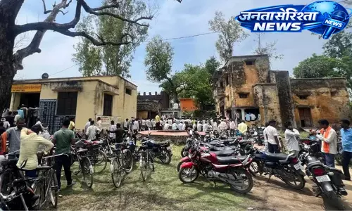 Lakhimpur : यूरिया खाद के लिए किसानों की भारी भीड़ Lakhimpur : यूरिया खाद के लिए किसानों की भारी भीड़