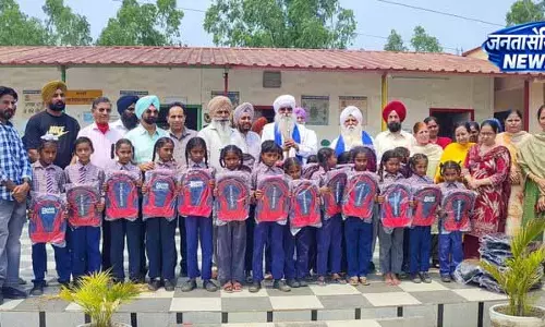 Hoshiarpur के 350 छात्रों के लिए खुशियों का बस्ता Hoshiarpur के 350 छात्रों के लिए खुशियों का बस्ता