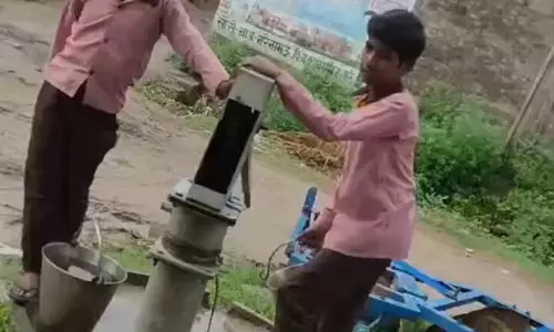 Kayamganj: छात्रों से हैंडपंप का पानी भरवाने का मामला Kayamganj: छात्रों से हैंडपंप का पानी भरवाने का मामला