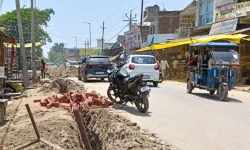 Nawabganj: सुरक्षा इंतजामों की कमी उजागर, खुले गड्ढों से हादसे का खतरा बढ़ा Nawabganj: सुरक्षा इंतजामों की कमी उजागर, खुले गड्ढों से हादसे का खतरा बढ़ा
