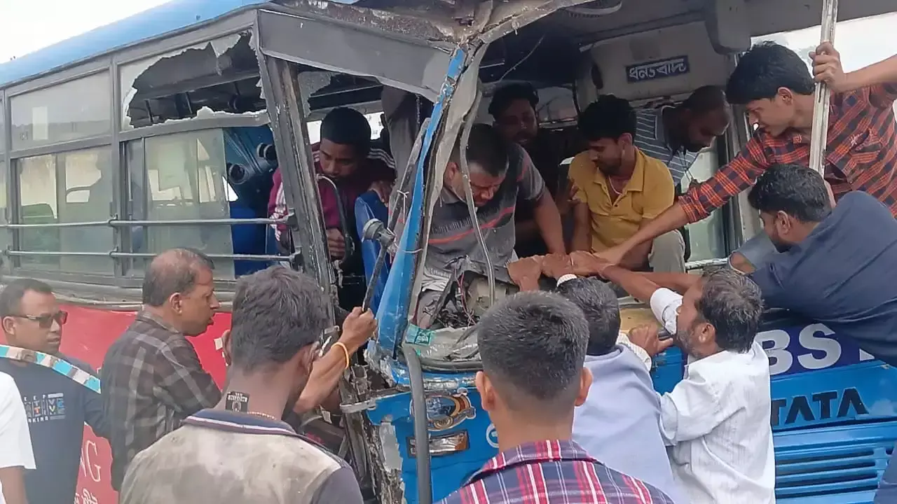 Siliguri: सड़क हादसे में दो वाहन भिड़े, कई लोग घायल Siliguri: सड़क हादसे में दो वाहन भिड़े, कई लोग घायल