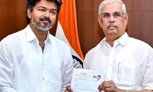 अभिनेता विजय का तमिलनाडु में मुख्यमंत्री बनना तय, VCK CPI और CPM ने की समर्थन की घोषणा अभिनेता विजय का तमिलनाडु में मुख्यमंत्री बनना तय, VCK CPI और CPM ने की समर्थन की घोषणा