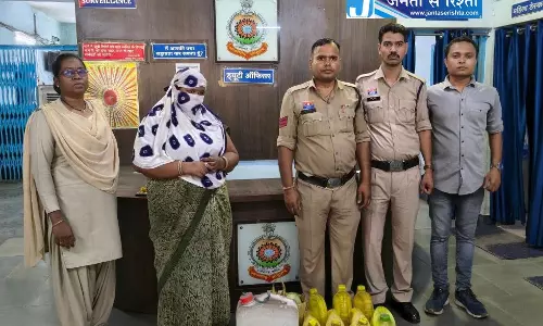 महिला समेत 3 आरोपी गिरफ्तार, शराब बेच रहे थे मोहल्ले में महिला समेत 3 आरोपी गिरफ्तार, शराब बेच रहे थे मोहल्ले में