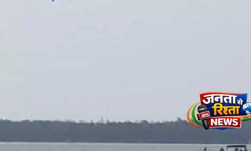 Kendrapara: तलाचुआ नदी के मुहाने पर मछली पकड़ने वाली नाव पलटी, 8 यात्री बाल-बाल बचे Kendrapara: तलाचुआ नदी के मुहाने पर मछली पकड़ने वाली नाव पलटी, 8 यात्री बाल-बाल बचे