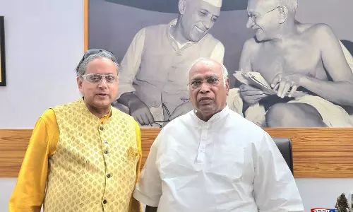 Shashi Tharoor ने मल्लिकार्जुन खड़गे से मुलाकात की, केरल के राजनीतिक घटनाक्रम पर चर्चा की Shashi Tharoor ने मल्लिकार्जुन खड़गे से मुलाकात की, केरल के राजनीतिक घटनाक्रम पर चर्चा की