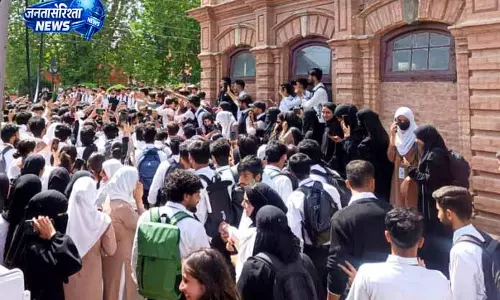 AS College में छात्रों ने उत्पीड़न के आरोपों पर किया जोरदार प्रदर्शन