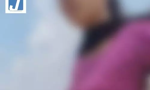 छत्तीसगढ़ की लड़कियों को झारखंड में बंधक बनाए जाने का मामला सामने आया, मचा हड़कंप छत्तीसगढ़ की लड़कियों को झारखंड में बंधक बनाए जाने का मामला सामने आया, मचा हड़कंप
