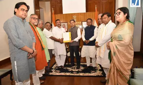 सुवेंदु अधिकारी सरकार बनाने का दावा पेश करने लोक भवन पहुंचे सुवेंदु अधिकारी सरकार बनाने का दावा पेश करने लोक भवन पहुंचे