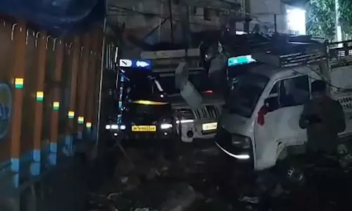 बाजार में घुसे बेकाबू ट्रक ने मचाई चीख-पुकार, पांच की गई जान, 20 घायल बाजार में घुसे बेकाबू ट्रक ने मचाई चीख-पुकार, पांच की गई जान, 20 घायल