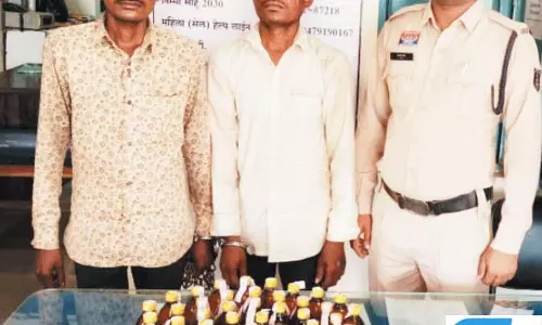 नवापारा में अवैध शराब बिक्री पर पुलिस की कार्रवाई, दो कोचिए गिरफ्तार नवापारा में अवैध शराब बिक्री पर पुलिस की कार्रवाई, दो कोचिए गिरफ्तार