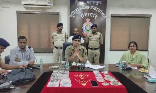 महासमुंद में शातिर चोर गिरफ्तार, सस्ते निर्माण सामग्री का झांसा देकर करता था चोरी महासमुंद में शातिर चोर गिरफ्तार, सस्ते निर्माण सामग्री का झांसा देकर करता था चोरी