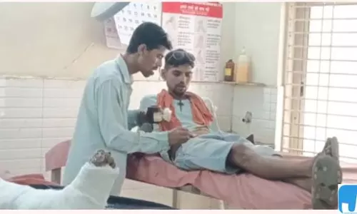 मेडिकल कॉलेज अस्पताल में लापरवाही, स्टाफ नहीं मिला तो मरीज की ड्रेसिंग दोस्त ने की मेडिकल कॉलेज अस्पताल में लापरवाही, स्टाफ नहीं मिला तो मरीज की ड्रेसिंग दोस्त ने की