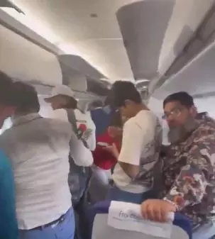 फ्लाइट में महुआ मोइत्रा की फजीहत, चोर कहकर किया गया अपमानित फ्लाइट में महुआ मोइत्रा की फजीहत, चोर कहकर किया गया अपमानित