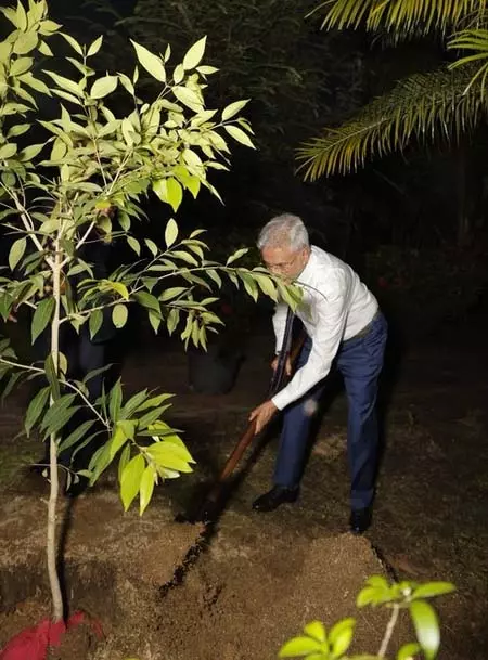 एस. जयशंकर ने एक पेड़ मां के नाम अभियान के तहत सूरीनाम में लगाया पौधा, बोले- साझेदारी से ही संभव वैश्विक प्रगति एस. जयशंकर ने एक पेड़ मां के नाम अभियान के तहत सूरीनाम में लगाया पौधा, बोले- साझेदारी से ही संभव वैश्विक प्रगति