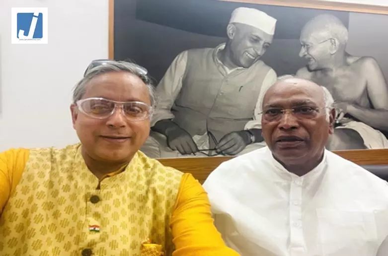 मल्लिकार्जुन खड़गे से मिले कांग्रेस सांसद शशि थरूर, केरल की राजनीतिक स्थिति पर की चर्चा मल्लिकार्जुन खड़गे से मिले कांग्रेस सांसद शशि थरूर, केरल की राजनीतिक स्थिति पर की चर्चा
