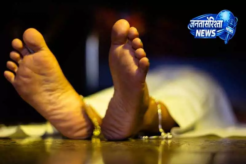 Gurugram महिला और बेटी ट्रेन की चपेट में Gurugram महिला और बेटी ट्रेन की चपेट में