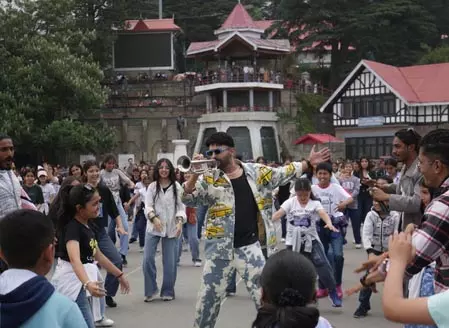 दादी की शादी रिव्यू: नीतू कपूर और कपिल शर्मा ने इमोशन, कॉमेडी और पारिवारिक उलझनों के बीच जीता दिल दादी की शादी रिव्यू: नीतू कपूर और कपिल शर्मा ने इमोशन, कॉमेडी और पारिवारिक उलझनों के बीच जीता दिल