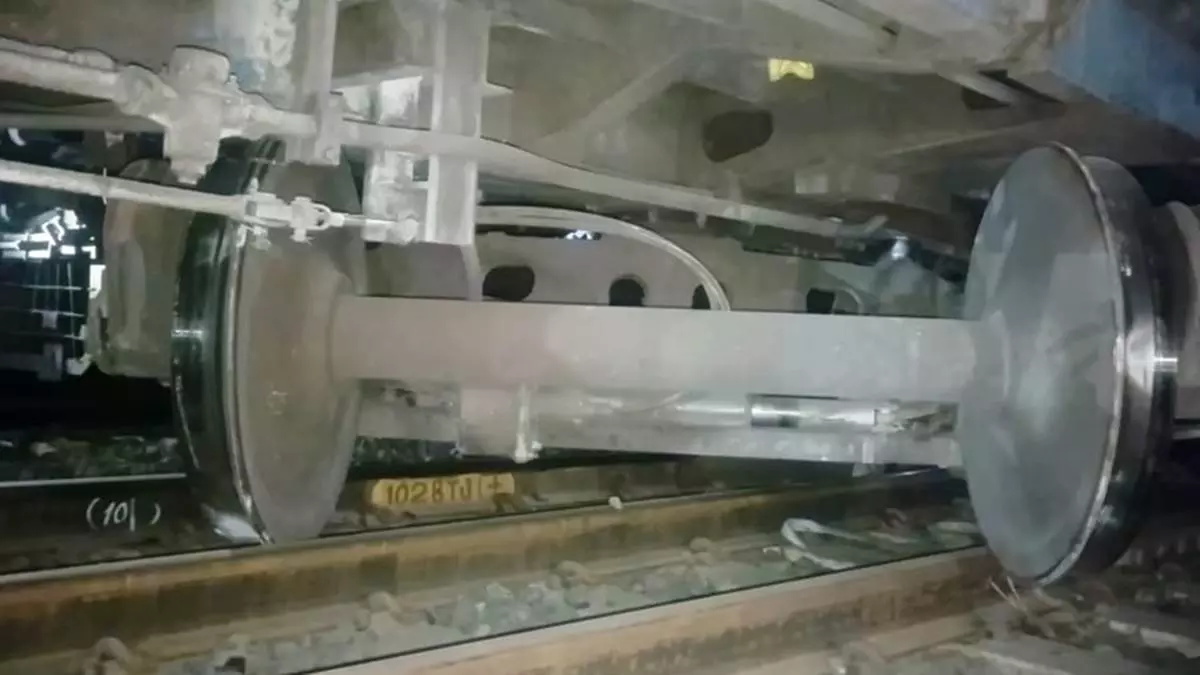 Mandsaur: मालगाड़ी और ट्रायल इंजन की टक्कर, ट्रेन डिरेल Mandsaur: मालगाड़ी और ट्रायल इंजन की टक्कर, ट्रेन डिरेल
