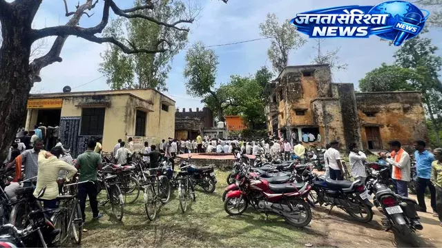 Lakhimpur : यूरिया खाद के लिए किसानों की भारी भीड़ Lakhimpur : यूरिया खाद के लिए किसानों की भारी भीड़