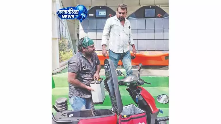 Tamil Nadu: दक्षिणी रेलवे का नया कदम, अब स्टेशन पर बैटरी बदलना आसान Tamil Nadu: दक्षिणी रेलवे का नया कदम, अब स्टेशन पर बैटरी बदलना आसान