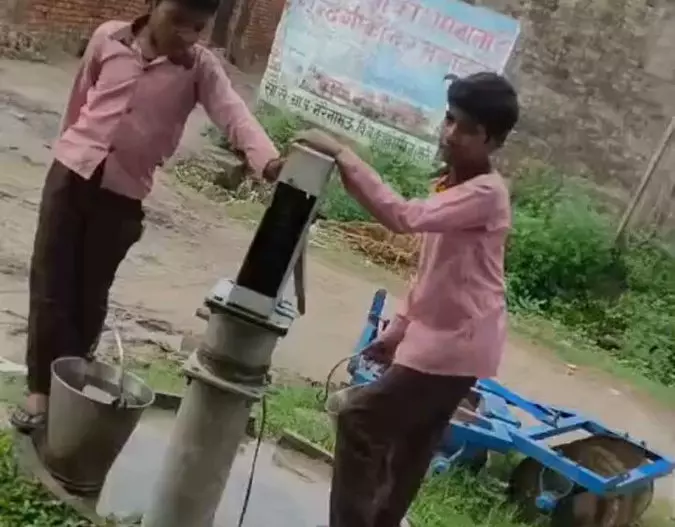 Kayamganj: छात्रों से हैंडपंप का पानी भरवाने का मामला Kayamganj: छात्रों से हैंडपंप का पानी भरवाने का मामला