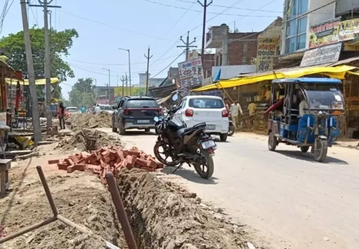 Nawabganj: सुरक्षा इंतजामों की कमी उजागर, खुले गड्ढों से हादसे का खतरा बढ़ा Nawabganj: सुरक्षा इंतजामों की कमी उजागर, खुले गड्ढों से हादसे का खतरा बढ़ा