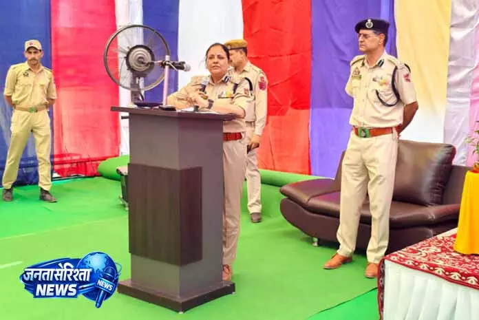DIG ने कठुआ में 19वीं आईआर बटालियन का कामकाज जांचा DIG ने कठुआ में 19वीं आईआर बटालियन का कामकाज जांचा
