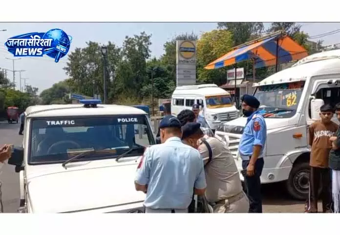 BC रोड से मैक्सी कैब हटाने का कदम, ऑपरेटरों में रोष BC रोड से मैक्सी कैब हटाने का कदम, ऑपरेटरों में रोष
