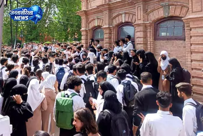AS College में छात्रों ने उत्पीड़न के आरोपों पर किया जोरदार प्रदर्शन AS College में छात्रों ने उत्पीड़न के आरोपों पर किया जोरदार प्रदर्शन