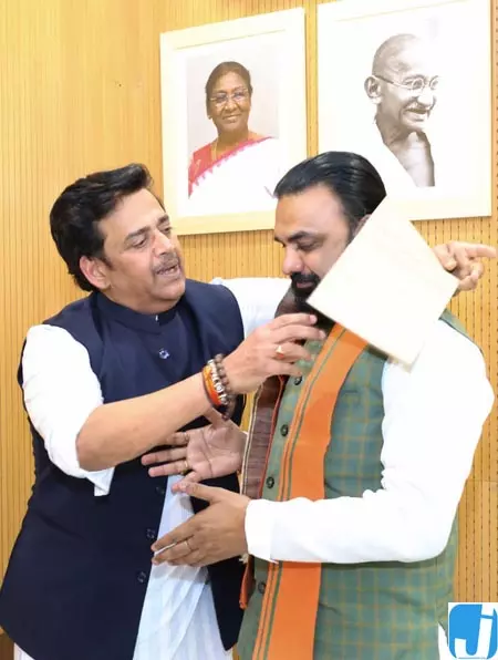 सांसद रवि किशन ने बिहार के मुख्यमंत्री से की मुलाकात, कई मुद्दों पर हुई चर्चा सांसद रवि किशन ने बिहार के मुख्यमंत्री से की मुलाकात, कई मुद्दों पर हुई चर्चा